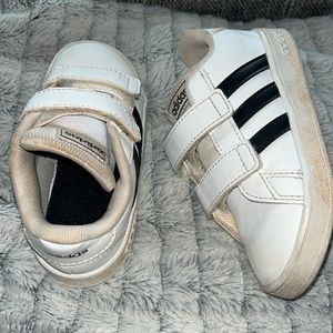 Unisex size 8 classic Adidas